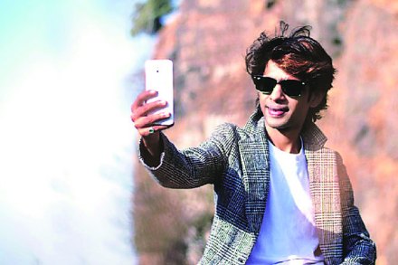 ‘दगडू’ बॉलिवूडच्या वाटेवर…