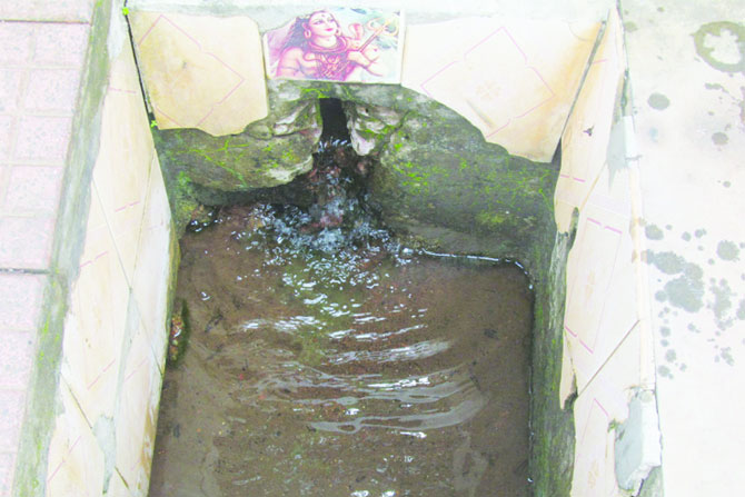 राजापूरची गंगा दहा महिन्यांतच अवतरली राजापूरची गंगा दहा महिन्यांतच अवतरली