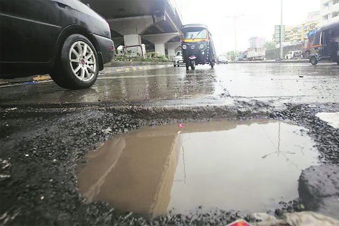 खड्डय़ांबाबतच्या आदेशाचे दोन आठवडय़ांत पालन करा खड्डय़ांबाबतच्या आदेशाचे दोन आठवडय़ांत पालन करा