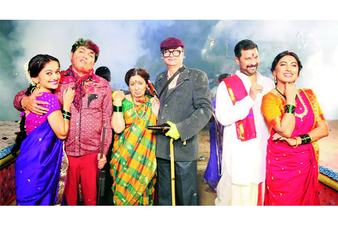पाहा : ‘मर्डर मेस्त्री’मधील आशाताईंच्या आवाजातील ‘अळी मिळी’ गाण्याचा व्हिडिओ पाहा : ‘मर्डर मेस्त्री’मधील आशाताईंच्या आवाजातील ‘अळी मिळी’ गाण्याचा व्हिडिओ