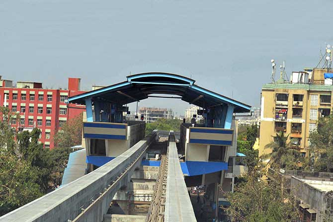 मोनोरेलच्या कामामुळे हार्बर प्रवाशांची रखडपट्टी मोनोरेलच्या कामामुळे हार्बर प्रवाशांची रखडपट्टी