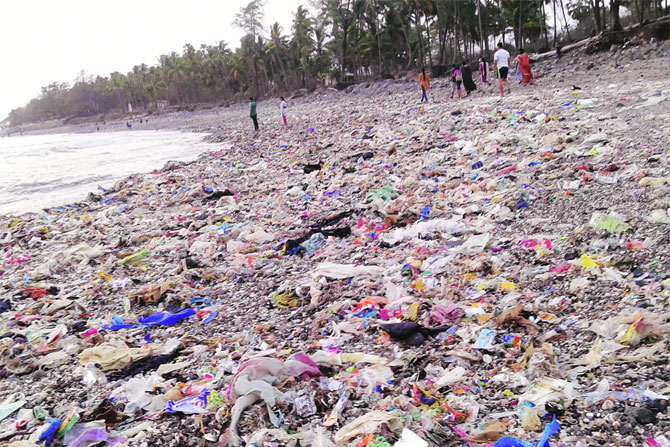 पिरवाडीच्या समुद्रकिनाऱ्याला कचऱ्याचा वेढा पिरवाडीच्या समुद्रकिनाऱ्याला कचऱ्याचा वेढा