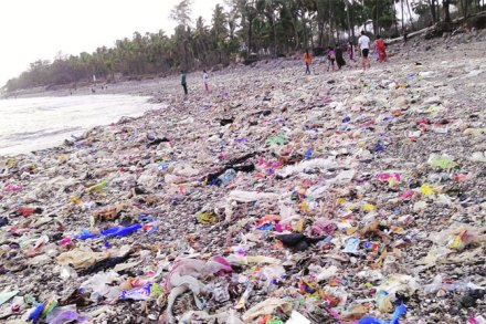 पिरवाडीच्या समुद्रकिनाऱ्याला कचऱ्याचा वेढा