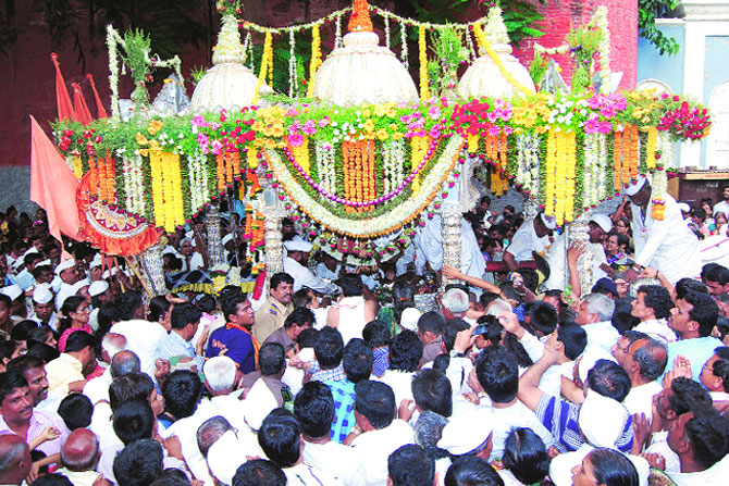 वैष्णवांचा मेळा फलटणनगरीत वैष्णवांचा मेळा फलटणनगरीत