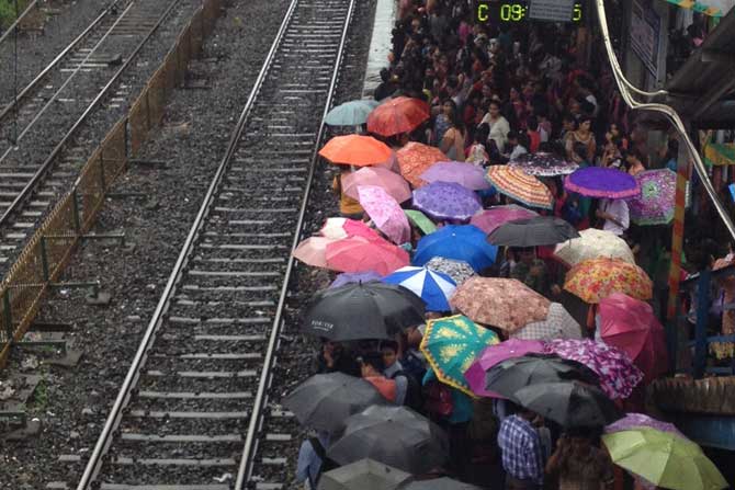 मुंबईत पावसाचा जोर ओसरला, रेल्वेसेवा हळुहळू पूर्वपदावर