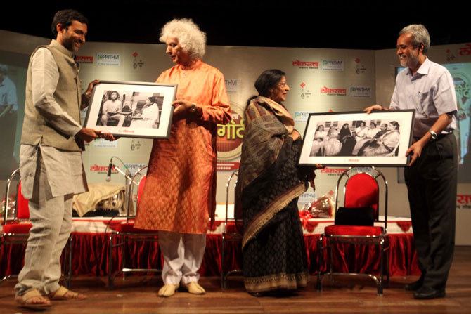 गानसरस्वती किशोरीताई आमोणकर आणि पं. शिवकुमार शर्मा यांचा सन्मान करताना लोकसत्ताचे संपादक गिरीश कुबेर आणि पृथ्वी एडिफिसचे व्यवस्थापकीय संचालक अभय केळे. (छाया -दिलीप कागडा)
