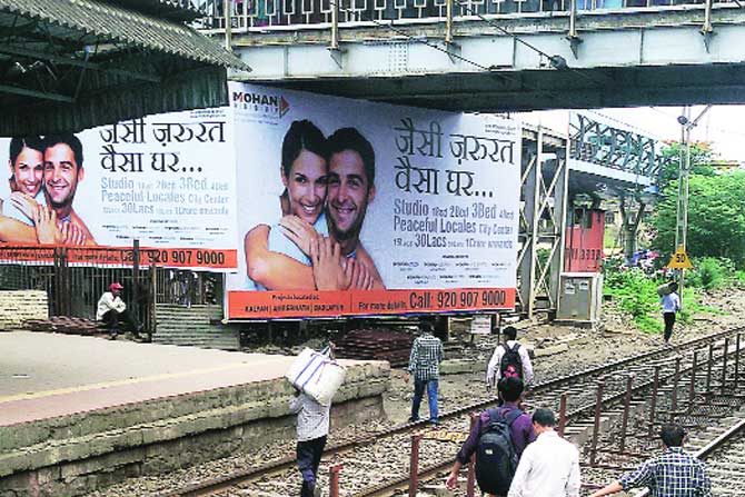 बदलापूर स्थानकात प्रवाशांना अरुंद पुलाचा जाच