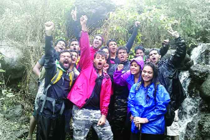 क्लिक: पाऊस म्हणजे मित्रांबरोबर धमाल नुसती!
