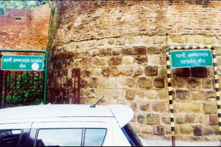 पुण्यातील दिशादर्शक फलक.. कसेही अन् कुठेही! पुण्यातील दिशादर्शक फलक.. कसेही अन् कुठेही!