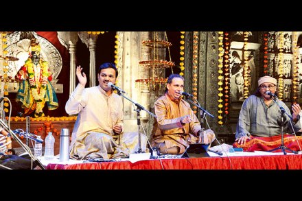 तीन घराण्याच्या गायकांनी केली स्वराधना