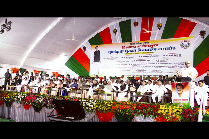 विलासराव देशमुख हे संकटावर मात करणारे प्रशासक : पवार विलासराव देशमुख हे संकटावर मात करणारे प्रशासक : पवार