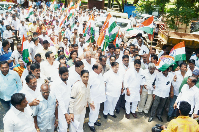 काल काँग्रेसबरोबर आंदोलन, आज भाजपमध्ये प्रवेश काल काँग्रेसबरोबर आंदोलन, आज भाजपमध्ये प्रवेश