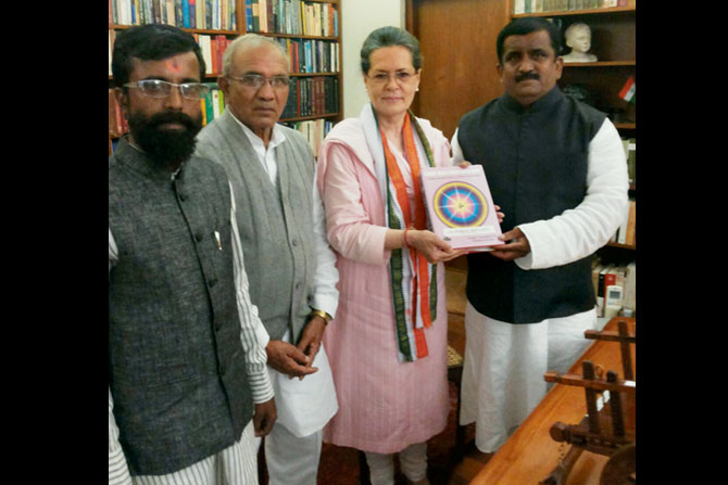 काँग्रेसच्या सत्तेसाठी कडवा संघर्ष करावा लागेल! – सोनिया गांधी यांचे मत काँग्रेसच्या सत्तेसाठी कडवा संघर्ष करावा लागेल! – सोनिया गांधी यांचे मत