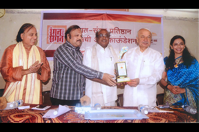 मनासारखी कविता अजून जमलीच नाही – रमण रणदिवे मनासारखी कविता अजून जमलीच नाही – रमण रणदिवे