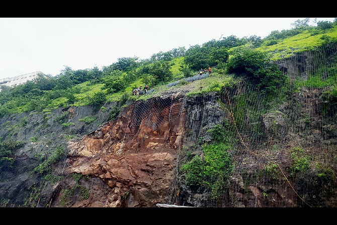 खंडाळा बोगद्याजवळ डोंगराला संरक्षक जाळ्या लावण्याचे काम सुरू खंडाळा बोगद्याजवळ डोंगराला संरक्षक जाळ्या लावण्याचे काम सुरू