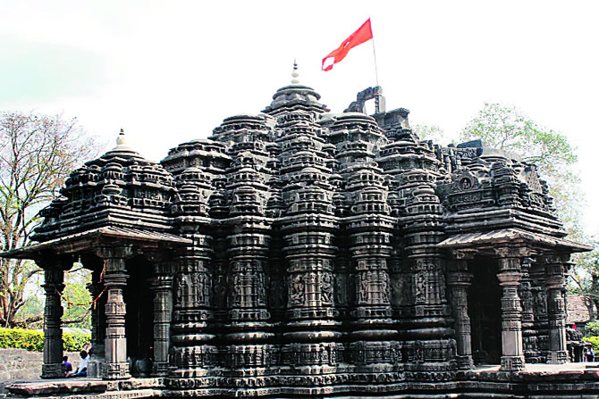स्थापत्यशास्त्राचे आरसपानी सौंदर्य!