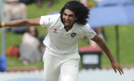 इशांतसमोर यजमानांची त्रेधातिरपीट, दिवसाअखेर श्रीलंका ३ बाद ६७ इशांतसमोर यजमानांची त्रेधातिरपीट, दिवसाअखेर श्रीलंका ३ बाद ६७