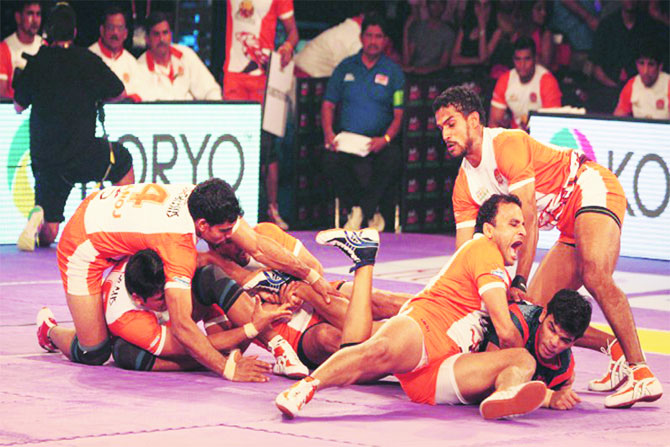 अनुप कुमारची निर्णायक चढाई अनुप कुमारची निर्णायक चढाई