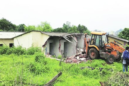 बदलापुरात १९ अनधिकृत बांधकामे जमीनदोस्त बदलापुरात १९ अनधिकृत बांधकामे जमीनदोस्त