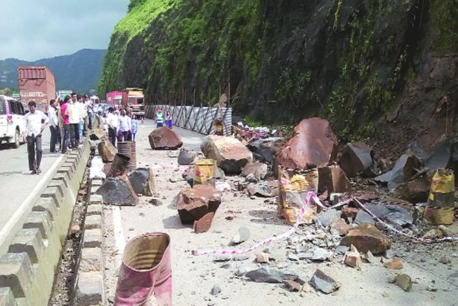 द्रुतगती मार्गावर पुन्हा दरडघाला