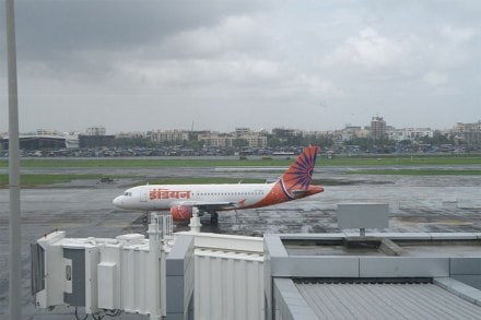 केंद्र सरकारच्या निर्णयामुळे हवाई प्रवासाच्या दरात किरकोळ वाढ होणार आहे. 