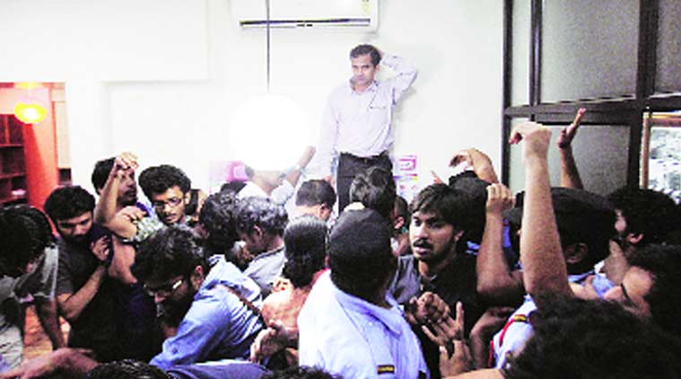 एफटीआयआयचे पाच विद्यार्थी अटकेत