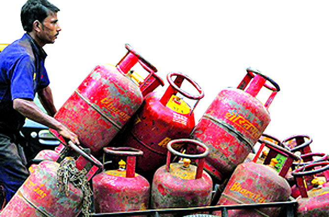 सिलिंडर, पेट्रोल व डिझेल स्वस्त