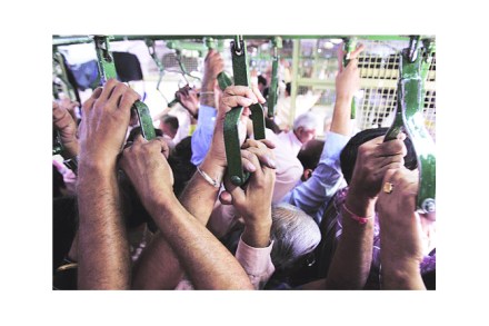 प्रवाशांच्या झुंडशाहीवर कारवाईचा बडगा
