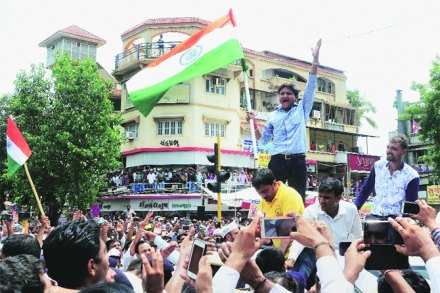 बॅंकेतून ठेवी काढत पटेल समाजातील आंदोलकांचा आरक्षणाच्या मागणीला पाठिंबा