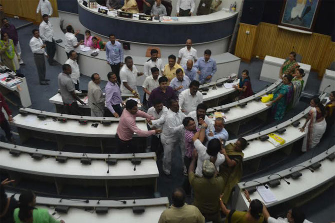 काँग्रेस नगरसेवकांमध्ये हाणामारी काँग्रेस नगरसेवकांमध्ये हाणामारी