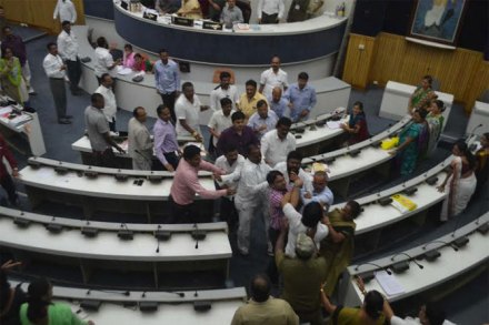 काँग्रेस नगरसेवकांमध्ये हाणामारी