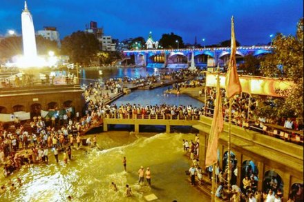 शाही स्नानात पाण्याची उधळपट्टी! शाही स्नानात पाण्याची उधळपट्टी!