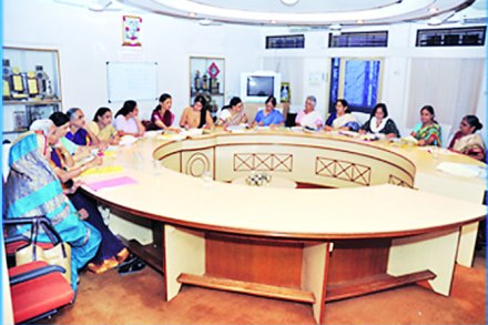 अर्धी बाजू रिकामीच