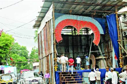 रस्त्यावर मंडप उभाराल, तर वर्गणी विसरा!
