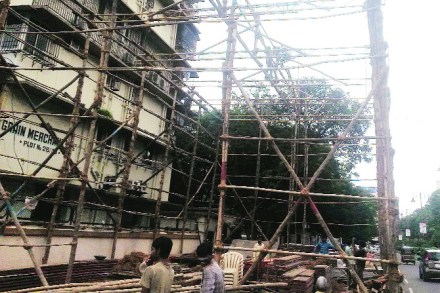 नियम मोडून मंडप रस्त्यातच