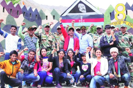 जवानांच्या मनोरंजनासाठी ‘मराठी तारका’ कारगिलमध्ये! जवानांच्या मनोरंजनासाठी ‘मराठी तारका’ कारगिलमध्ये!