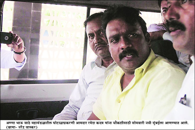 आमदार कदम पोलिसांच्या जाळ्यात आमदार कदम पोलिसांच्या जाळ्यात