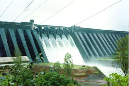 भालचंद्र नेमाडे साहित्यक्षेत्रातील दहशतवादी