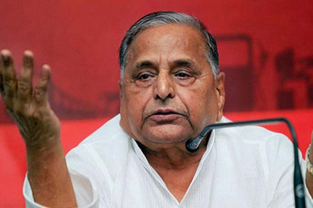 मुलायमसिंह यादव यांच्या पत्रकार परिषदेत अखिलेश यादव मात्र अनुपस्थित होते. 