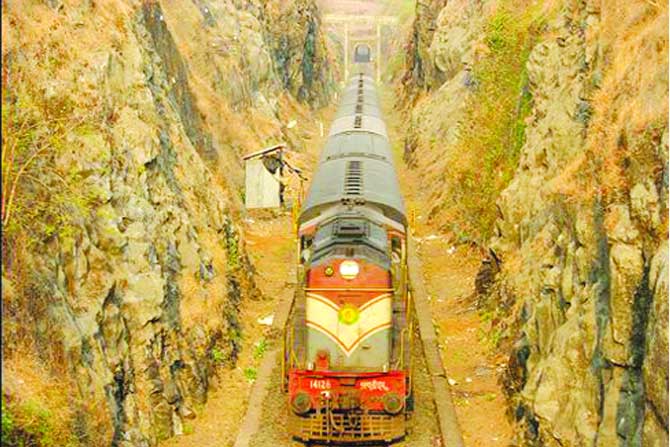कोकण रेल्वेच्या दुपदरीकरण व विद्युतीकरणाला लवकरच सुरुवात कोकण रेल्वेच्या दुपदरीकरण व विद्युतीकरणाला लवकरच सुरुवात