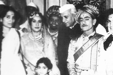 व्यावसायिक असूनही प्रायोगिकतेचा पाठीराखा