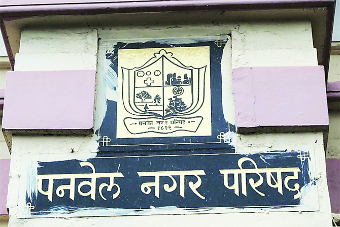 अधिकाऱ्यांसह मुख्याधिकाऱ्यांनी स्वत:चेही वेतन रोखले अधिकाऱ्यांसह मुख्याधिकाऱ्यांनी स्वत:चेही वेतन रोखले