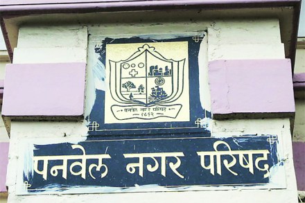 अधिकाऱ्यांसह मुख्याधिकाऱ्यांनी स्वत:चेही वेतन रोखले