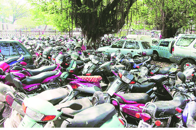 पालिका सार्वजनिक वाहनतळांच्या प्रतीक्षेत