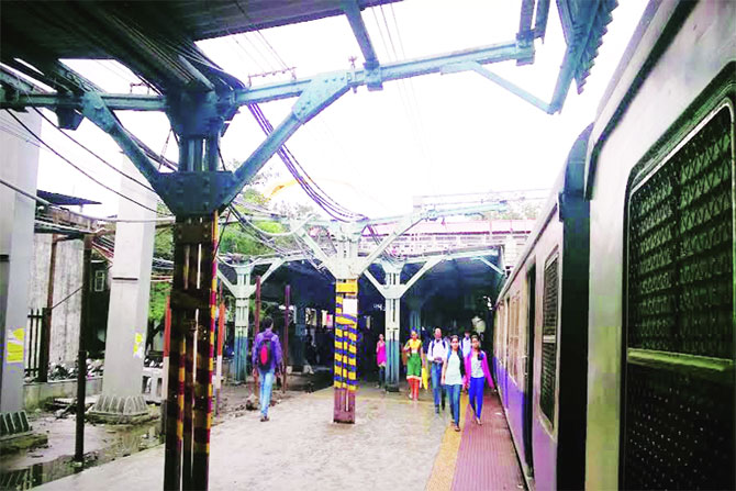 आता फलाटावरही उभे राहणे अशक्य आता फलाटावरही उभे राहणे अशक्य