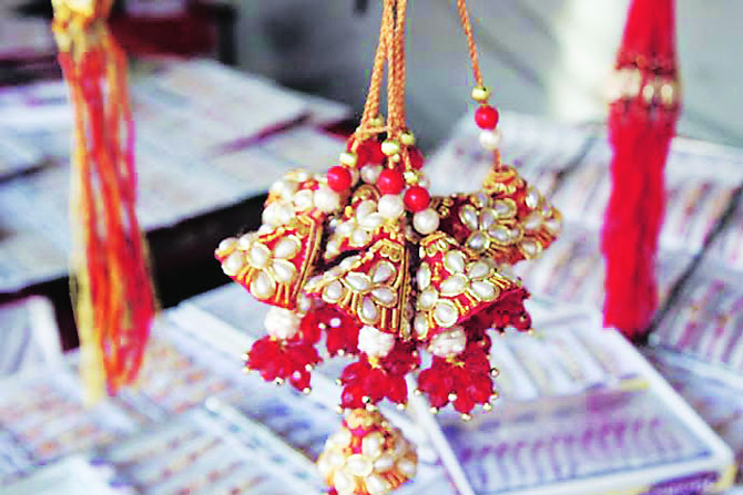 सासर-माहेरच्या मायेचा धागा घट्ट करणारी लुंबा राखी सासर-माहेरच्या मायेचा धागा घट्ट करणारी लुंबा राखी