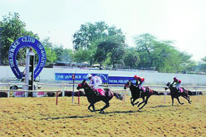 शेतक ऱ्यांचे स्मारक उभारावे