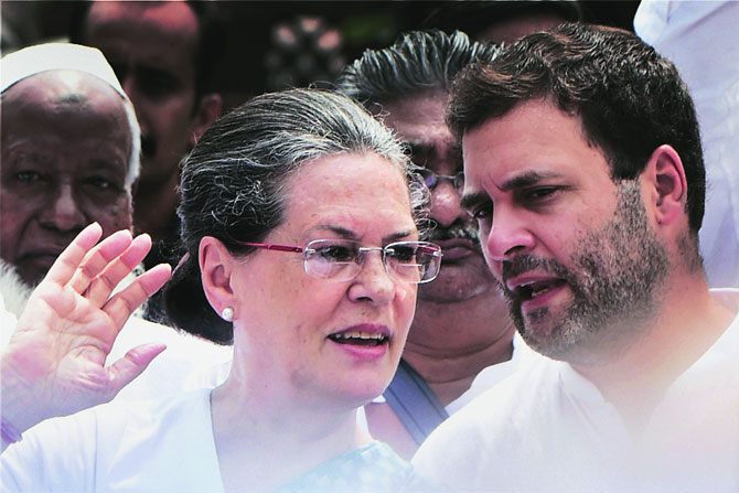 नरेंद्र मोदींची आश्वासने म्हणजे केवळ तोंडाची वाफ – सोनिया गांधी नरेंद्र मोदींची आश्वासने म्हणजे केवळ तोंडाची वाफ – सोनिया गांधी