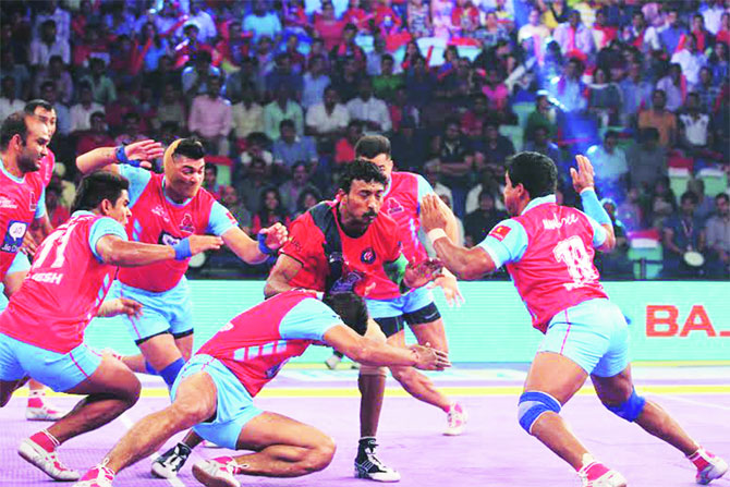 प्रो कबड्डी लीग : ‘पिंक पँथर्स’पुढे दिल्लीची शरणागती