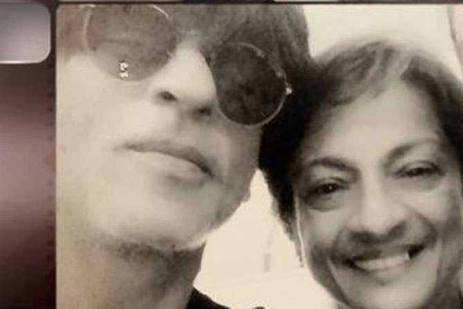 शाहरूखचा तनुजाबरोबर सेल्फी! शाहरूखचा तनुजाबरोबर सेल्फी!